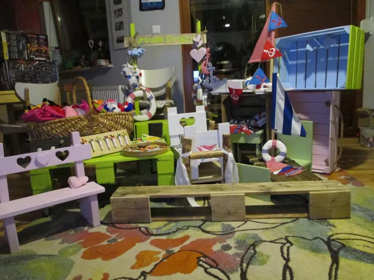 Studio Gruszka używa materiałów z recyklingu do tworzenia mebli dla dzieci, elementów wykorzystywanych w sesjach zdjęciowych, dekoracji wnętrz, ekspozycji sklepów oraz wyposażenia barów. 