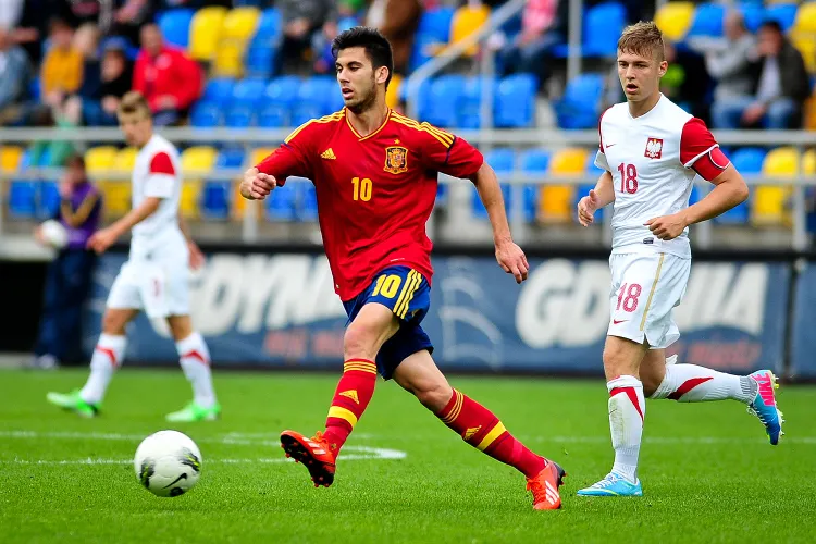 Niektórzy piłkarze z obecnej kadry młodzieżowej mieli okazję już zagrać w Gdyni w czerwcu 2013 roku przeciwko Hiszpanii w eliminacjach do mistrzostw Europy do lat 19. Kolejne powołanie otrzymał m.in. Martin Kobylański (nr 18). 