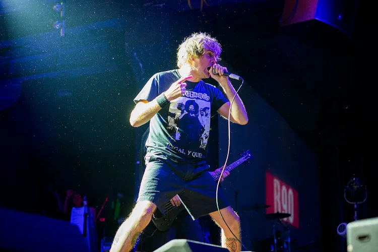 Miotający się po scenie w swoim charakterystycznym tańcu Barney - wokalista Napalm Death.