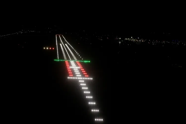 Tak wygląda oświetlenie pasa startowego i drogi podejścia po uruchomieniu ILS kategorii drugiej. 