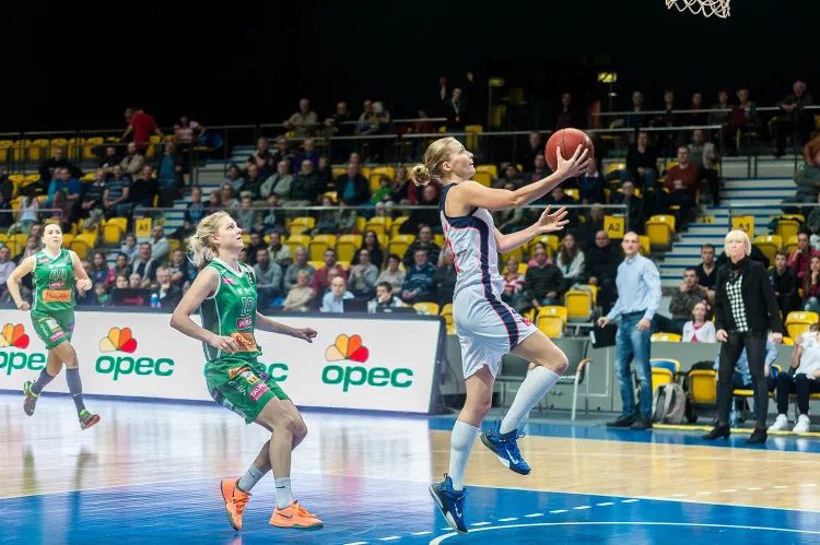 Magdalena Bibrzycka, razem z innymi koleżankami, wreszcie zaczęła odciążać w ataku starszą siostrę, Agnieszkę. To dobrze wróży przed meczem w Polkowicach, gdzie Basket zagra o piątą z rzędu wygraną.