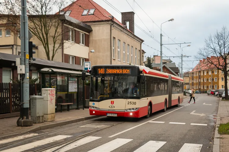 Przystanek autobusowy został przeniesiony do istniejącego już przystanku tramwajowego, dzięki czemu z jednego peronu odjeżdżają autobusy i tramwaje.