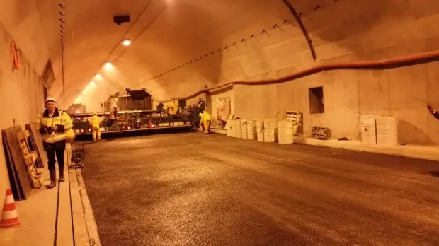 W tunelu trwa asfaltowanie jezdni. 