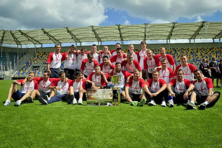 W 2012 roku juniorzy starsi Arki zostali mistrzami Polski. Gdyński klub zaprasza kibicom, by finansowo przyczynili się do lepszych przygotowań kolejnych zastępów młodych piłkarzy żółto-niebieskich. 