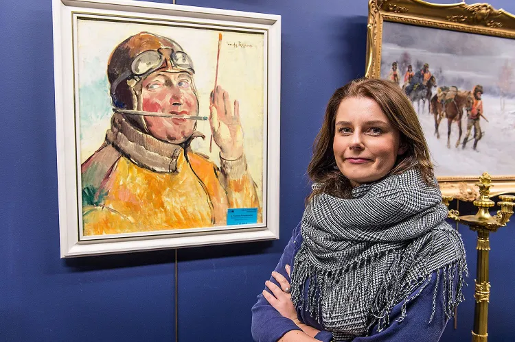 Małgorzata Kudelska przy autoportrecie Tadeusza Pruszkowskiego, jednej z największych atrakcji aukcji dzieł sztuki w Sopocie.