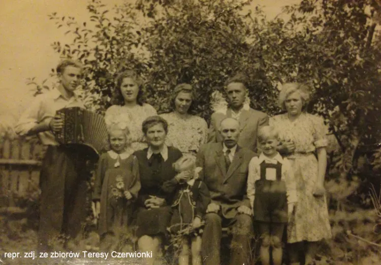 Od lewej stoją Anton, Teresa, Helena i jej mąż Franz. Siedzą rodzice: Łucja i Leon Littwin. Fotografia z drugiej połowy lat 40. ub. wieku. 