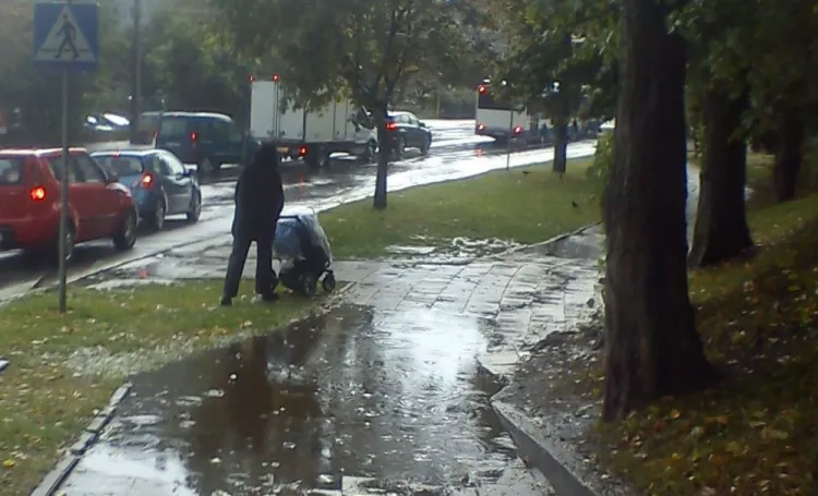 Nie trzeba wielkiej ulewy, by chodnik został całkowicie zalany.