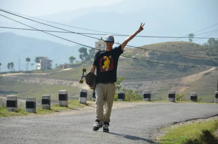 Trzy lata temu Adam Szostek jeździł na longboardzie m.in. po Chinach i Nepalu. Teraz jedzie do Malezji: - Wychodzę z założenia, że marzenia trzeba realizować, nieważne jakie one są. Mi się zamarzyło przebieranie nogami po świecie.
  