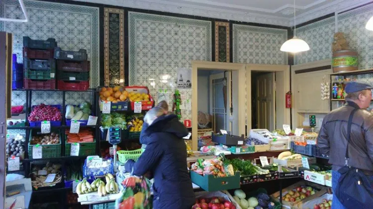 W pieczołowicie odrestaurowanych wnętrzach budynku na Oruni, dziś także znajdziemy sklep. Tutejszy "spożywczak" ma na Oruni status legendy.