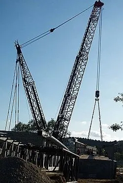 Gigantyczny żuraw od środowego popołudnia podwieszał kładkę nad Drogą Różową i torami kolejowymi.