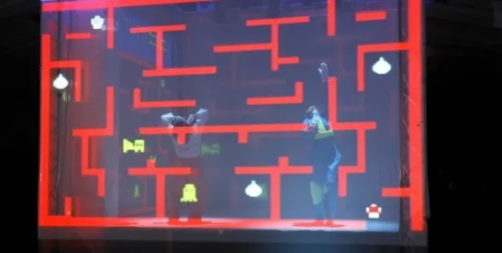 W ramach performance Pixel Fall 3D, w kubiku o wymiarach 5 na 5 metrów, rozegra się swoista taneczna gra komputerowa.