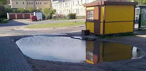 Mieszkańcy bloków przy ul. Sandomierskiej w Gdyni nie mogą doprosić się od władz miasta naprawy fragmentu drogi.