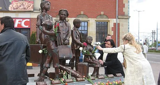 Pomnik Kindertransportów przedstawia dzieci żydowskie ocalone przed zagładą.