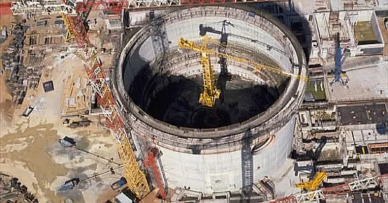 Budowa konstrukcji reaktora w elektrowni atomowej w Civaux we Francji.