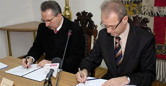 Rektor Huciński (z lewej) i dyrektor Stachurski podpisują umowę o współpracy między AWFiS Gdańsk a COS Cetniewo. 