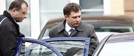 Jacek Karnowski w środę rano przyszedł do Prokuratury Krajowej w Sopocie. Opuścił ją w asyście funkcjonariuszy CBA i z ośmioma zarzutami, w tym siedmioma korupcyjnymi.
