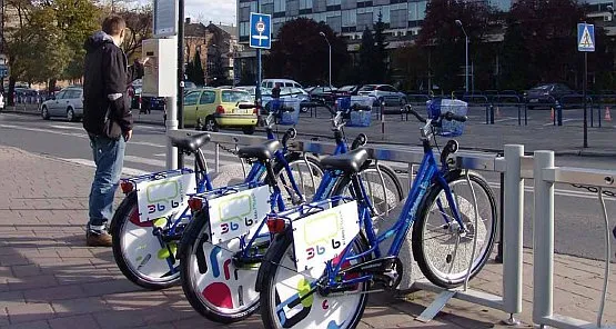 Miejska wypożyczalnia rowerów działa w Krakowie od listopada. W tym czasie zdobyła już 400 użytkowników, z czego z rowerów regularnie korzysta 200.  W mieście działa 12 stacji,w  których można wypożyczyć ok. 100 rowerów.