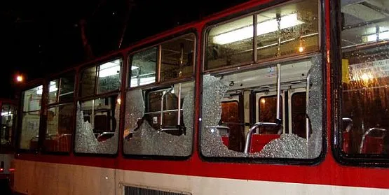 W ciągu kilku godzin zniszczono ponad 40 szyb w gdańskich tramwajach i autobusach.