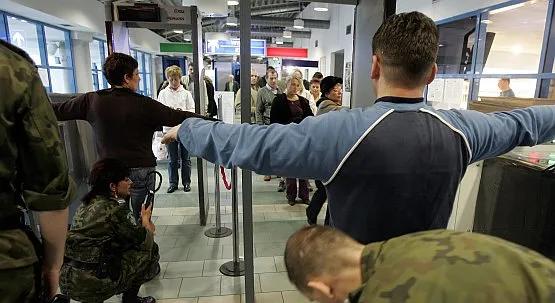 Na lotnisku im. Lecha Wałęsy, każdy wylatujący i przylatujący jest skrupulatnie sprawdzany przez funkcjonariuszy Straży Granicznej.