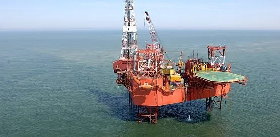 Na razie Lotos wydobywa ropę z Bałtyku. Na złożu B3 (ok. 70 km na północ od Rozewia) wydobywa 7 tys. baryłek dziennie. Prawdziwym skarbem może być złoże B23, którego wydajność jest szacowana na ponad 100 mln baryłek!