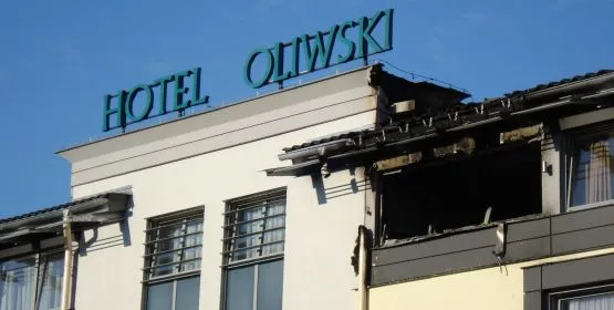 Pokój na poddaszu trzypiętrowego hotelu został zniszczony. 