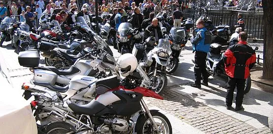 Niemieccy motocykliści przed Dworem Artusa w Gdańsku. 
