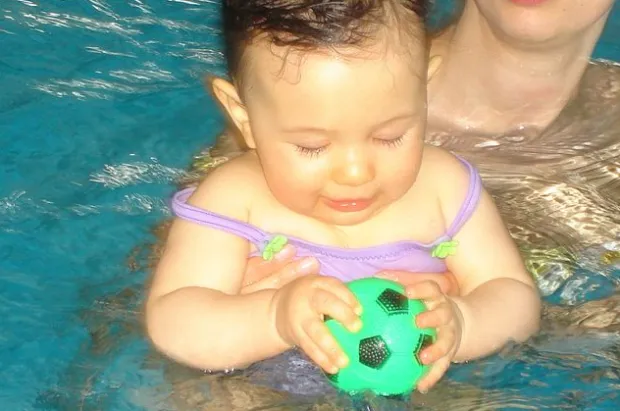 Jedną ze szkół pływackich zajmujących się nauką dla niemowląt jest Dzidziuś, który znajdziemy m.in. na basenie w Alchemii.