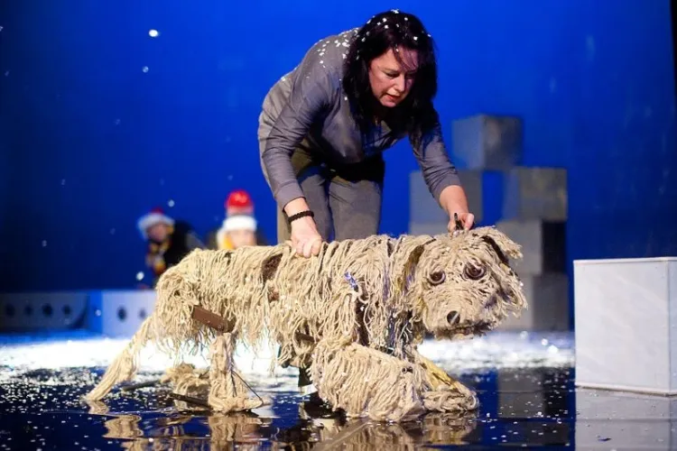 Wśród propozycji Teatru Miniatura dla najmłodszych znajduje się m.in. "Baltic. Pies na krze", spektakl poświęcony słynnej na całą Polskę historii psa, który spłynął na krze z Wisły do Morza Bałtyckiego.  