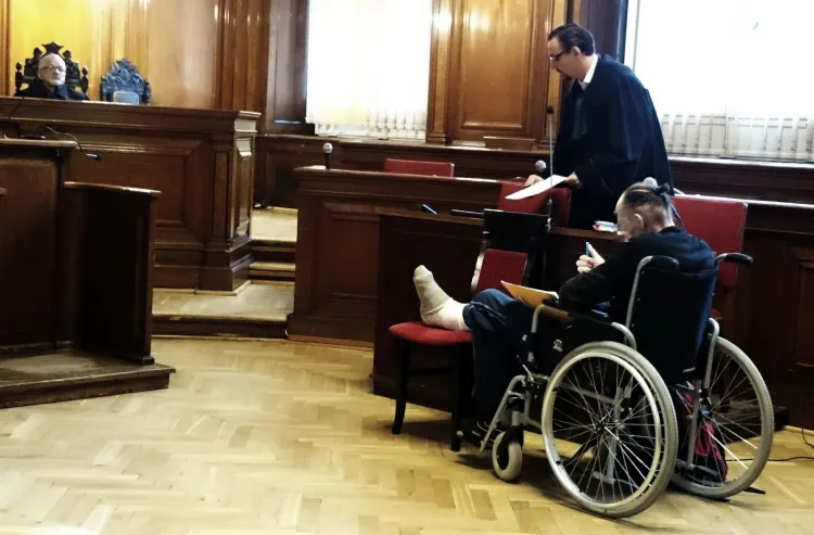 Grzegorz G. (na wózku). Zdjęcie z poprzedniej rozprawy. Na ogłoszeniu wyroku 33-latek nie stawił się - wolał pozostać w areszcie.
