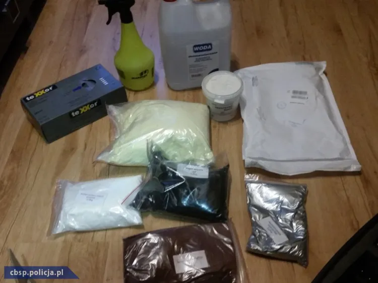 Zdjęcia substancji i przedmiotów zabezpieczonych podczas zatrzymań członków grupy przestępczej produkującej materiały wybuchowe.