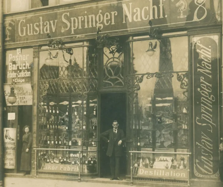 Przed głównym sklepem i biurem firmy na Targu Drzewnym. Zdjęcie z ok. 1915, ze zbiorów Krzysztofa Gryndera.