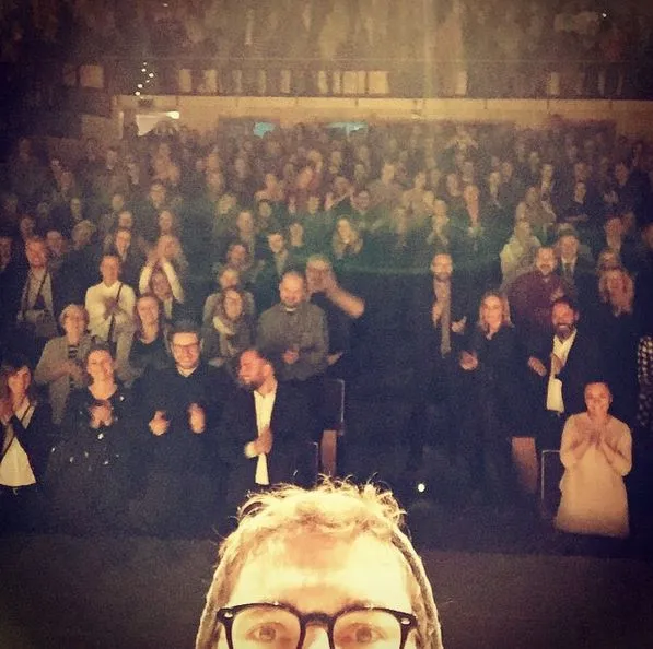 Kuba Wojewódzki zrobił sobie po pokazie w Teatrze Muzycznym w Gdyni pamiątkowe selfie z publicznością. 