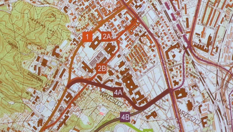 Analizowane warianty przebiegu Trasy GP-W przez Politechnikę Gdańską. Zdaniem uczelni, najkorzystniejsze dla obciążenia ruchem to 4A oraz 1 (pierwotny wariant, zapisany w planach zagospodarowania).