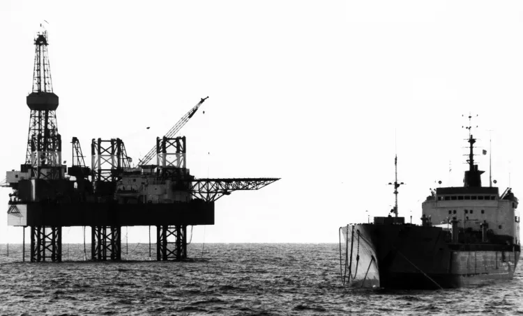 W 1992 roku platforma wiertnicza "Petrobaltic" rozpoczęła wstępny test wydobycia ropy naftowej ze złoża znajdującego się na Batyku. Na zdjęciu platforma wiertnicza "Petrobaltic", w pobliżu tankowiec "Tarnobrzeg".
