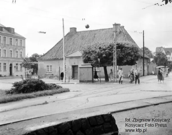 Szpital św. Łazarza stał u zbiegu al. Grunwaldzkiej (po lewej stronie) i ul. Armii Czerwonej (dziś Opata Jacka Rybińskiego) - pośrodku zdjęcia. 