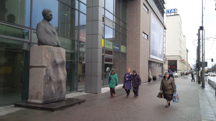 Pomnik Eugeniusza Kwiatkowskiego stoi dziś na tle okien centrum handlowego.