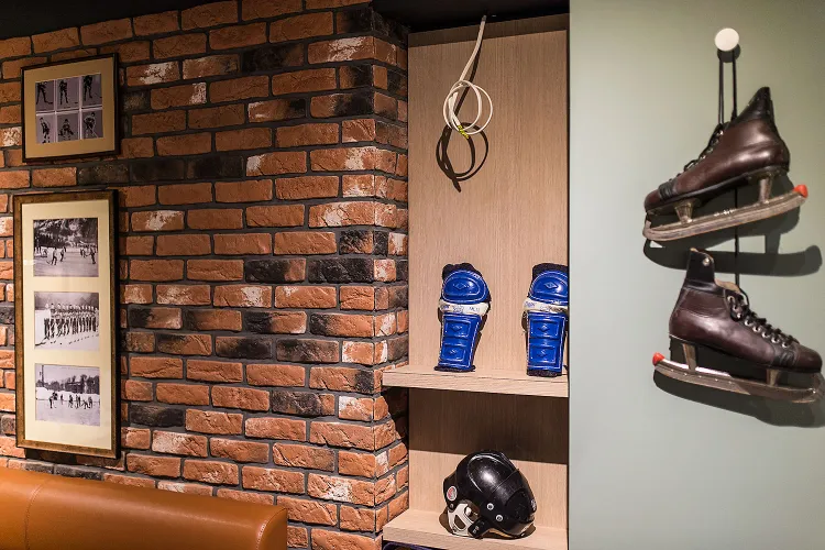 W Ludovisku w hali Olivii na ścianach zobaczymy pokaźną kolekcję związanych z hokejem rekwizytów, zdjęć i pamiątek.
