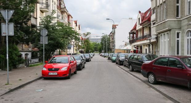 Ulica Bohaterów Getta Warszawskiego, którą w niektórych propozycjach przebiegu Trasy GP-W planuje się puścić trasę tramwajową.