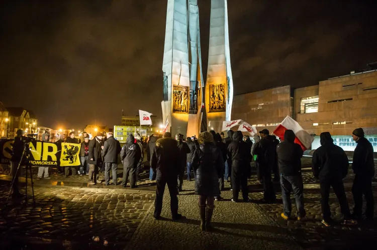 Od lat 13 grudnia pod pomnikiem Poległych Stoczniowców pojawiali się narodowcy oraz środowiska kombatanckie i solidarnościowe. 