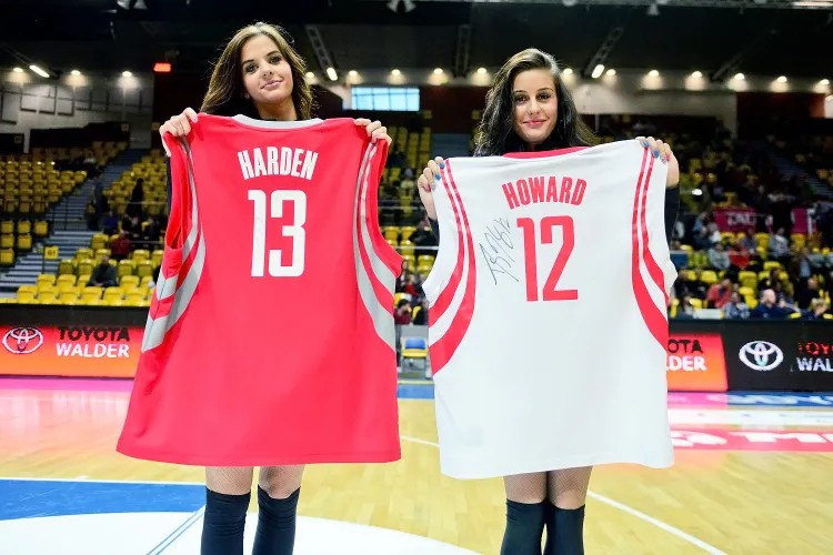 Koszulki z autografami koszykarzy NBA: Jamesa Hardena, Dwighta Howarda oraz Donatasa Motiejunasa będą nagrodą dla najhojniejszych  darczyńców.
