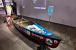 Marcin Gienieczko w łodzi, którą pokonał Amazonkę. Została ona przekazana gdańskiemu Narodowemu Muzeum Morskiemu.