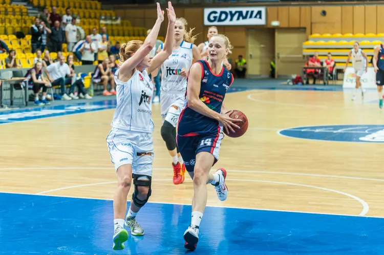 Agnieszka Bibrzycka już po pierwszej rundzie ligi koszykarek ma na swoją koncie tytuł. Została uznana najlepszą zawodniczką tej części rozgrywek.