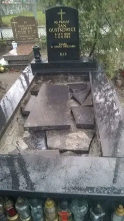 Zniszczony grób ks. Jana Gustkowicza na cmentarzu w Nowym Porcie.
