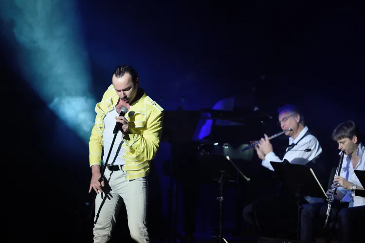 Dużym zaskoczeniem podczas koncertu był Mariusz Ostrowski, solista i aktor ucharakteryzowany na lidera zespołu Queen - Freddiego Mercury'ego. 