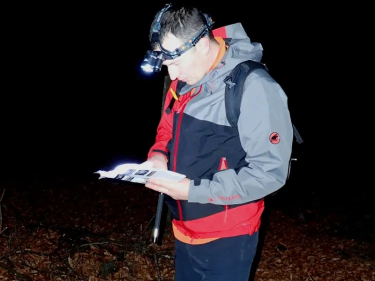Drużyna GR3miasto na trasie pieszej Nocnego Marszu na Orientację pt. Darżlub 2015