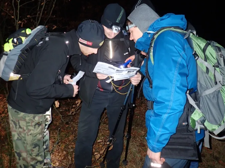 Drużyna GR3miasto na trasie pieszej Nocnego Marszu na Orientację pt. Darżlub 2015