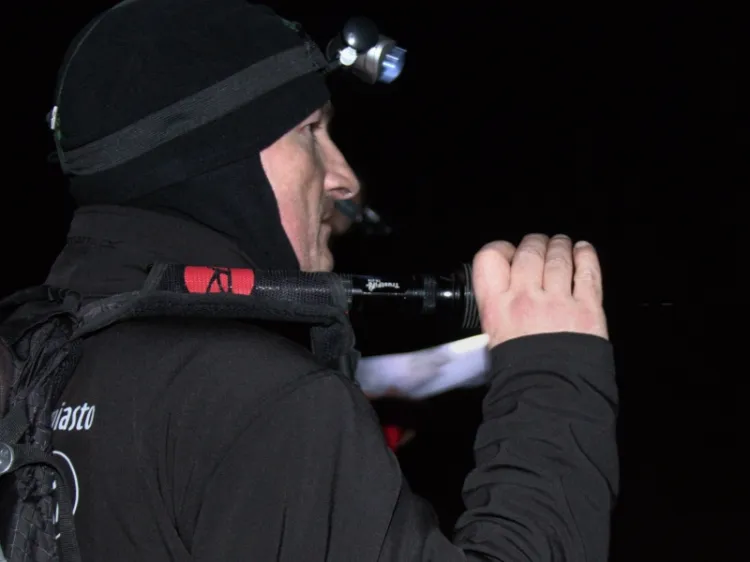 Drużyna GR3miasto na trasie pieszej Nocnego Marszu na Orientację pt. Darżlub 2015