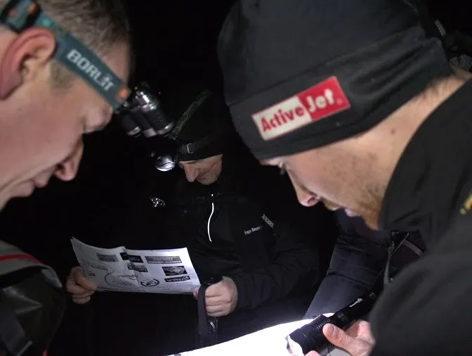 Drużyna GR3miasto na trasie pieszej Nocnego Marszu na Orientację pt. Darżlub 2015