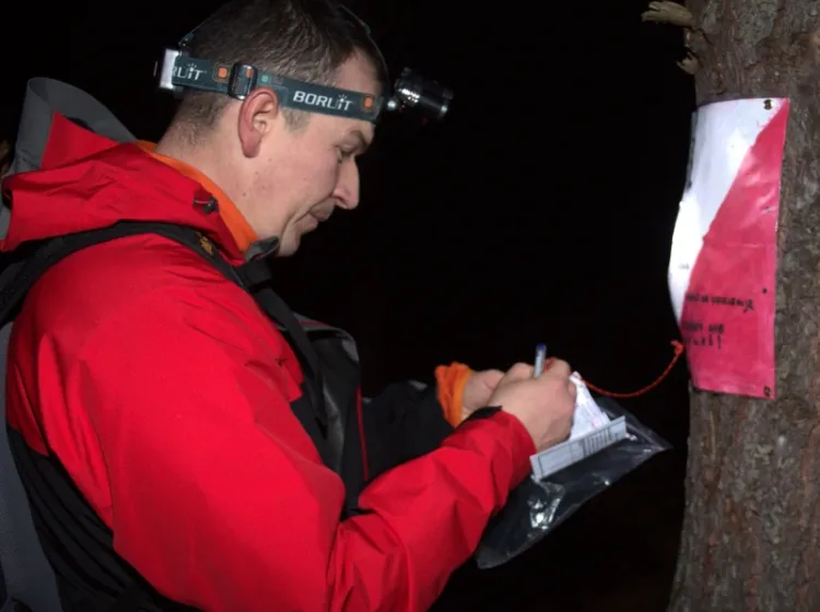Drużyna GR3miasto na trasie pieszej Nocnego Marszu na Orientację pt. Darżlub 2015