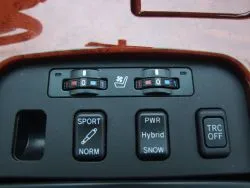 Auto posiada niezależne zawieszenie wszystkich kół. Twardość amortyzatorów możemy regulować.